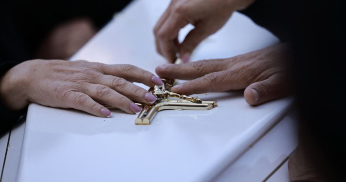 Israelischer-Soldat-besch-digt-Jesus-Figur-im-Libanon