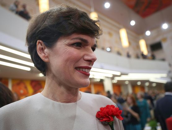 Im Hohen Haus waren alle Fraktionen bemüht zu signalisieren, dass man in den kommenden fünf Jahren den rauen Tönen aus dem Wahlkampf abschwören wolle. Positionen sollten mit Leidenschaft und Nachdruck vertreten werden, aber man müsse auch eine andere Meinung gelten lassen und dabei respektvoll im Ton und ohne Untergriffe miteinander umgehen, erklärte etwa SPÖ-Klubobfrau Pamela Rendi-Wagner.