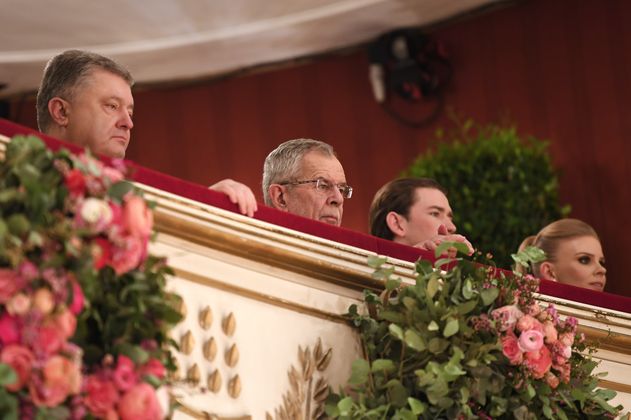Blick über die Logen-Brüstung: Der ukrainische Präsident Petro Poroschenko, Bundespräsident Alexander Van der Bellen, Bundeskanzler Sebastian Kurz und Susanne Thier.