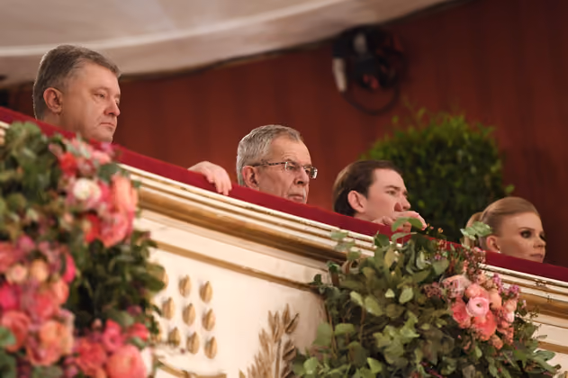 Blick über die Logen-Brüstung: Der ukrainische Präsident Petro Poroschenko, Bundespräsident Alexander Van der Bellen, Bundeskanzler Sebastian Kurz und Susanne Thier.