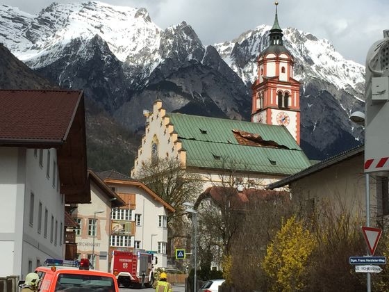 Das Dach der Absamer Kirche wurde auch beschädigt.