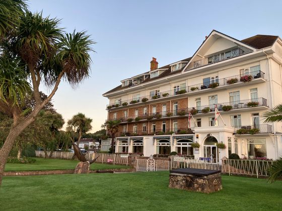 Hitorisches St. Brelade’s Bay Hotel aus dem19. Jahrhundert, direkt am Strand mit schöner Promenade.