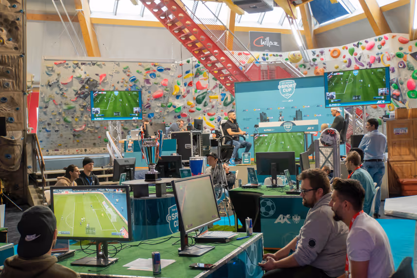 Newcomer siegt über Routinier beim eSport-Turnier zwischen Kletterwänden