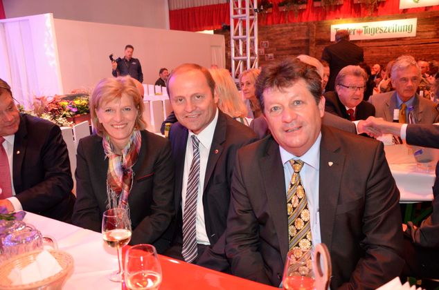 Natürlich mittendrin: Innsbrucks BM Christine Oppitz-Plörer mit LHStv. Josef Geisler und Gemeindeverbandschef und BM von Sölden, Ernst Schöpf (r.).