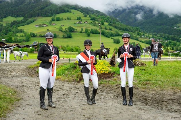 Bei den Junioren auf den Warmblütern freuten sich (v.l.) Hannah Windhofer (2. Platz), Zara Von der Thannen (1. Platz) und Katharina Plattner (3. Platz).