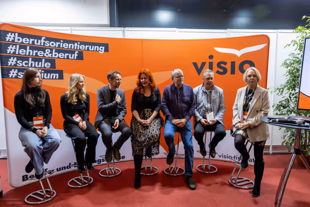 Die Visio Tirol wurde auf der Messebühne gebührend eröffnet: v.r. Sabine Platzer-Werlberger (Landesgeschäftsführerin AMS Tirol), Paul Gappmaier (Bildungsdirektor), Reinhold Beer (Sozialministeriumservice Landesstelle Tirol), Cornelia Hagele (Landesrätin), Mike Peters (Studiendekan der Fakultät für Betriebswirtschaft an der LFU), Schüler:innen der Ferrarischule Innsbruck. 