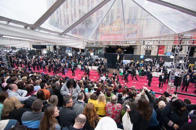 Der Rote Teppich vor dem Dolby Theatre war mit einem durchsichtigen Zelt überdacht. Bis kurz vor der Oscar-Gala regnete es in Los Angeles nämlich in Strömen.