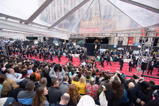Der Rote Teppich vor dem Dolby Theatre war mit einem durchsichtigen Zelt überdacht. Bis kurz vor der Oscar-Gala regnete es in Los Angeles nämlich in Strömen.