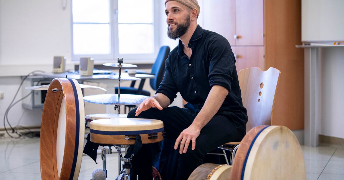 Wie-ein-Tiroler-hauptberuflich-mit-Rahmentrommeln-durch-die-Welt-reist