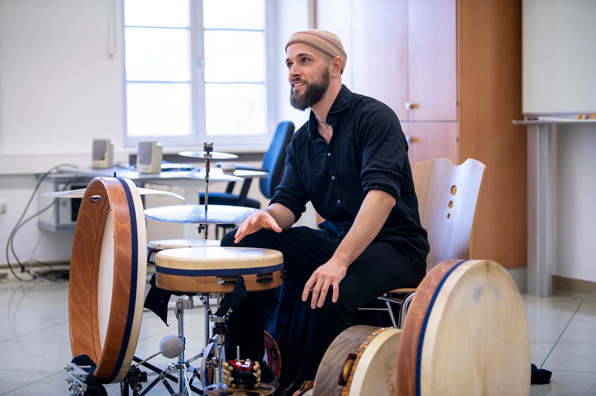 Wie ein Tiroler hauptberuflich mit Rahmentrommeln durch die Welt reist