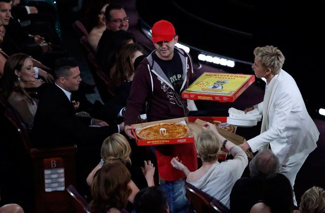 Für den kleinen Hunger zwischendurch orderte Ellen DeGeneres tatsächlich Pizza. Das Trinkgeld für den Lieferanten sammelte sie später bei den Stars ein.