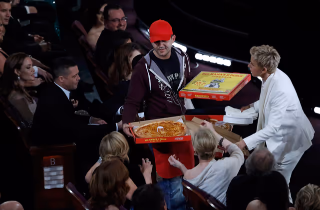 Für den kleinen Hunger zwischendurch orderte Ellen DeGeneres tatsächlich Pizza. Das Trinkgeld für den Lieferanten sammelte sie später bei den Stars ein.