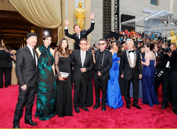 Spaß auf dem Roten Teppich: Schauspieler Benedict Cumberbatch schmuggelte sich auf das Foto von U2.