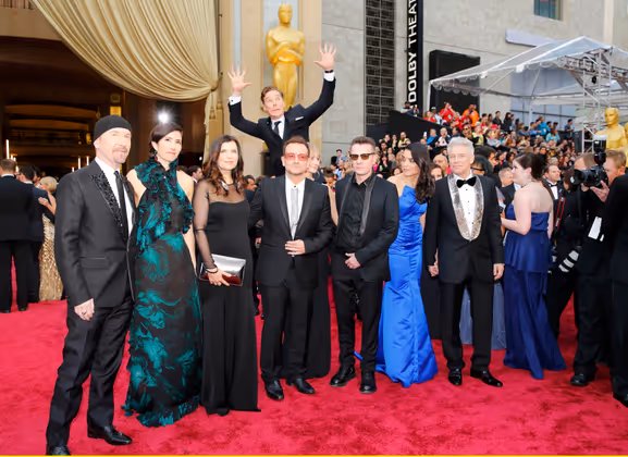 Spaß auf dem Roten Teppich: Schauspieler Benedict Cumberbatch schmuggelte sich auf das Foto von U2.