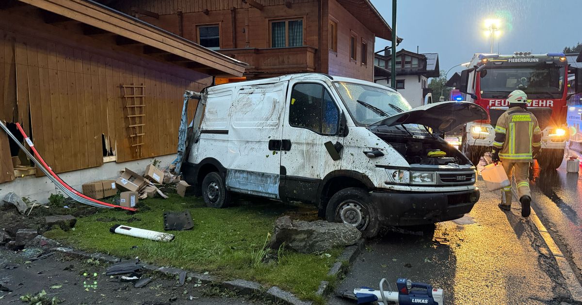 Lieferwagen-prallte-gegen-Carport-21-J-hriger-in-Fieberbrunn-verletzt
