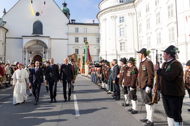 Frontabschreitung druch Abt Leopold Baumberger, die Landeshauptleute von Tirol Anton Mattle und Südtirol Arno Kompatscher, Staatssekretär Florian Tursky, den Landeskommandanten aus Tirol Mjr. Thomas Saurer, Südtirol Mjr. Roland Seppi und Welschtirol Mjr. Enzo Cestari