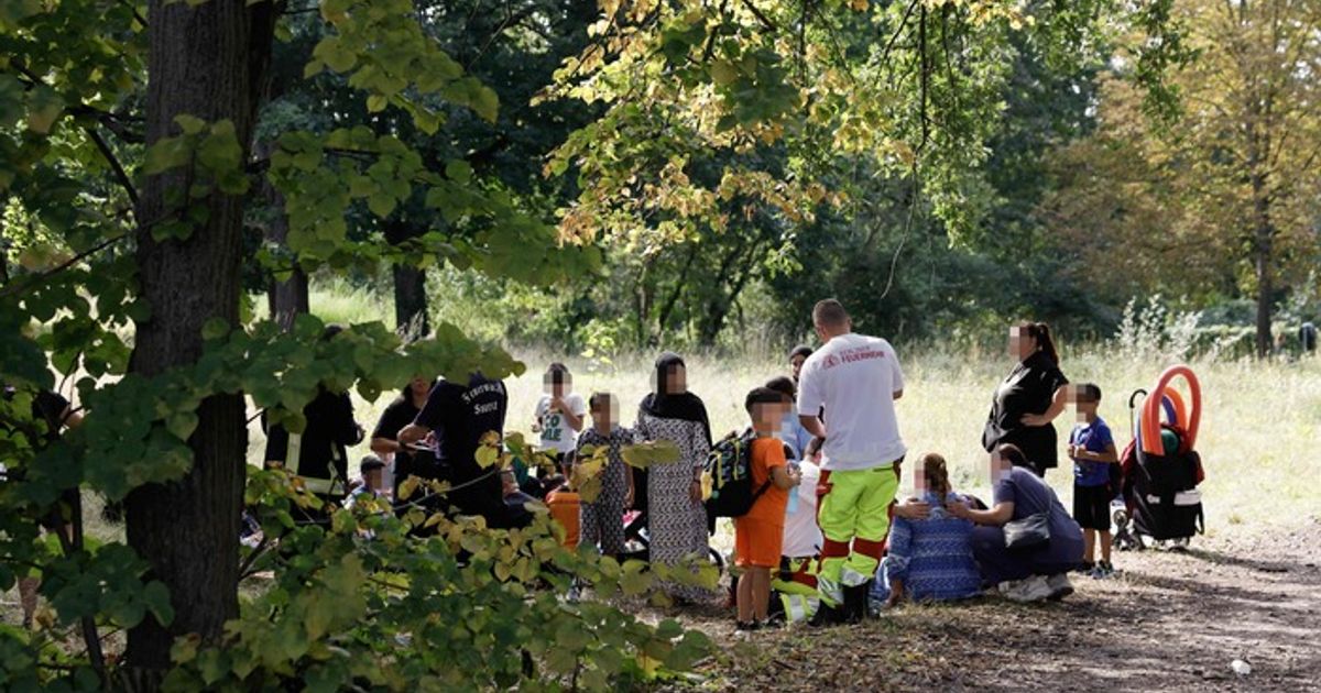 Auto-fuhr-in-Berlin-in-Menschengruppe-Betreuerin-schwer-drei-Kinder-leicht-verletzt