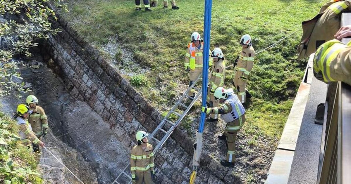 Nach-Kollision-mit-Auto-Biker-st-rzte-bei-Achenkirch-in-ein-Bachbett