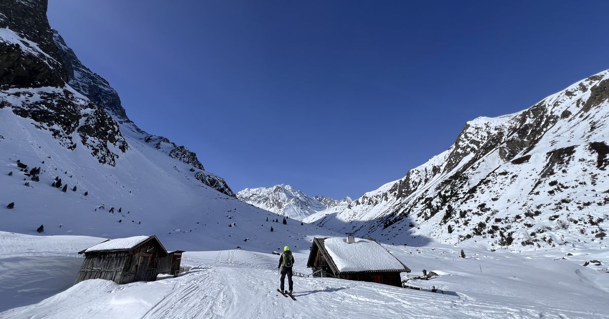 Skitour-zum-Westfalenhaus-Vor-der-Abfahrt-noch-in-die-Kapelle