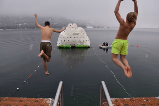 Und mit einem lauten "Platsch" geht es ins eiskalte Wasser.