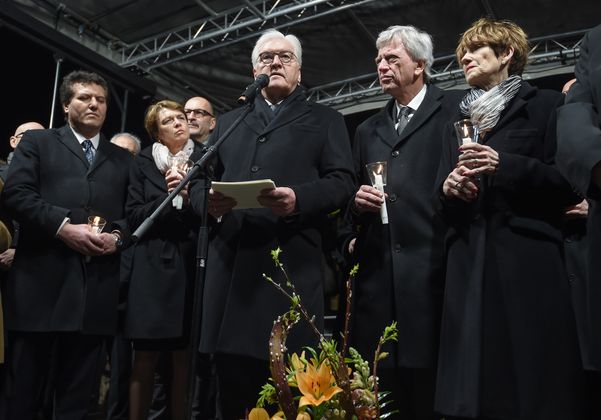"Heute ist die Stunde, in der wir zeigen müssen: Wir stehen als Gesellschaft zusammen, wir lassen uns nicht einschüchtern, wir laufen nicht auseinander“, sagte Steinmeier.