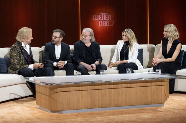 Die Kult-Couch hochbesetzt: Thomas Gottschalk und Michelle Hunziker zusammen mit den ABBA-Männern Björn Ulvaeus und Benny Andersson sowie der schwangeren Helene Fischer.