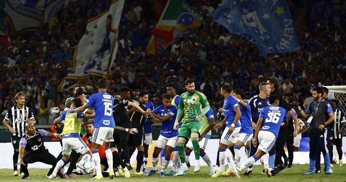 Massenschl-gerei-23-Rote-Karten-im-Cupfinale-in-Brasilien