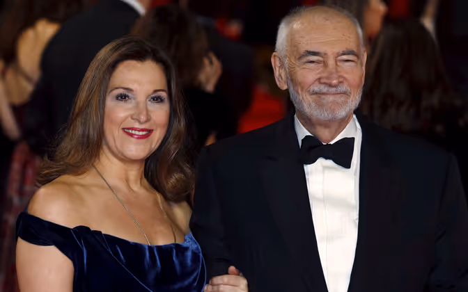 Die Bond-Produzenten Barbara Broccoli (l.) und Michael G. Wilson deuteten im Interview an, dass sie sich einen weiteren Film mit Daniel Craig und Regisseur Sam Mendes gut vorstellen können. "Wir haben vor, an ihnen festzuhalten."