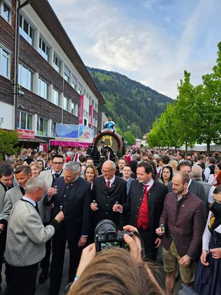 Auch Landwirtschaftsminister Norbert Totschnig (2.v.r.) und Staatssekretär Florian Tursky (r.) stießen zum Auftakt mit an.