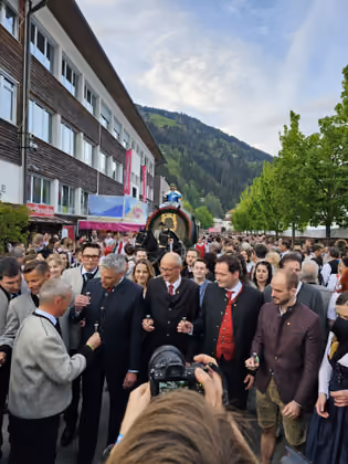 Auch Landwirtschaftsminister Norbert Totschnig (2.v.r.) und Staatssekretär Florian Tursky (r.) stießen zum Auftakt mit an.