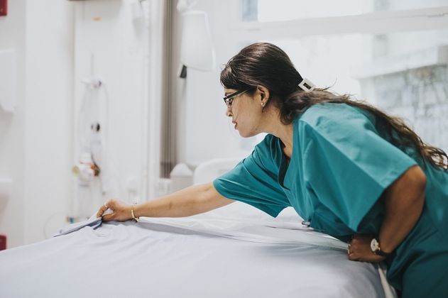 Pflegebedienstete spüren häufig hohe Belastungen durch körperliche oder psychosoziale Faktoren. 