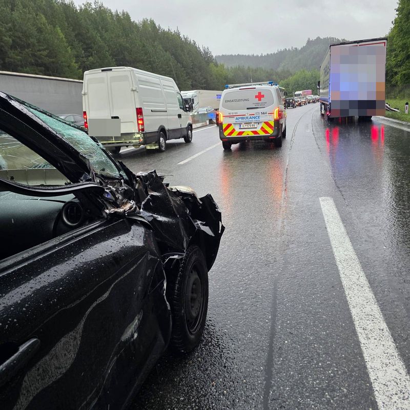 Stau im Frühverkehr: Vier Personen bei zwei Unfällen auf der