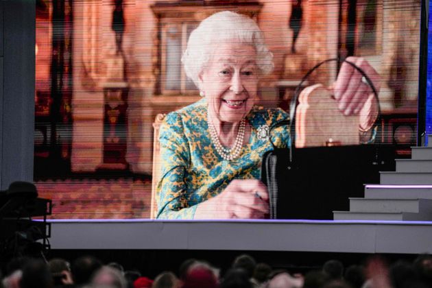 Die Queen zeigte Paddington Bär, was in ihrer Handtasche ist.
