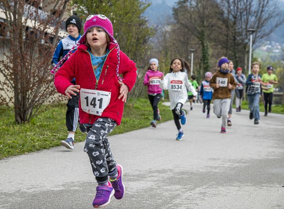 Die Siegerin bei den Mädchen der Gruppe Kids I und II mit der #141 Theresa.