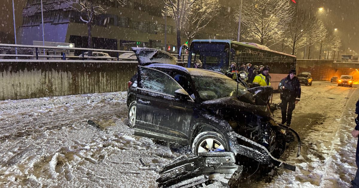 Auto-prallte-gegen-Linienbus-Zwei-Verletzte-bei-Unfall-in-Innsbruck