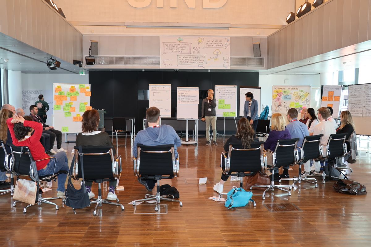 InnsbruckerInnen suchen gemeinsam ein Rezept gegen die Seuche Einsamkeit