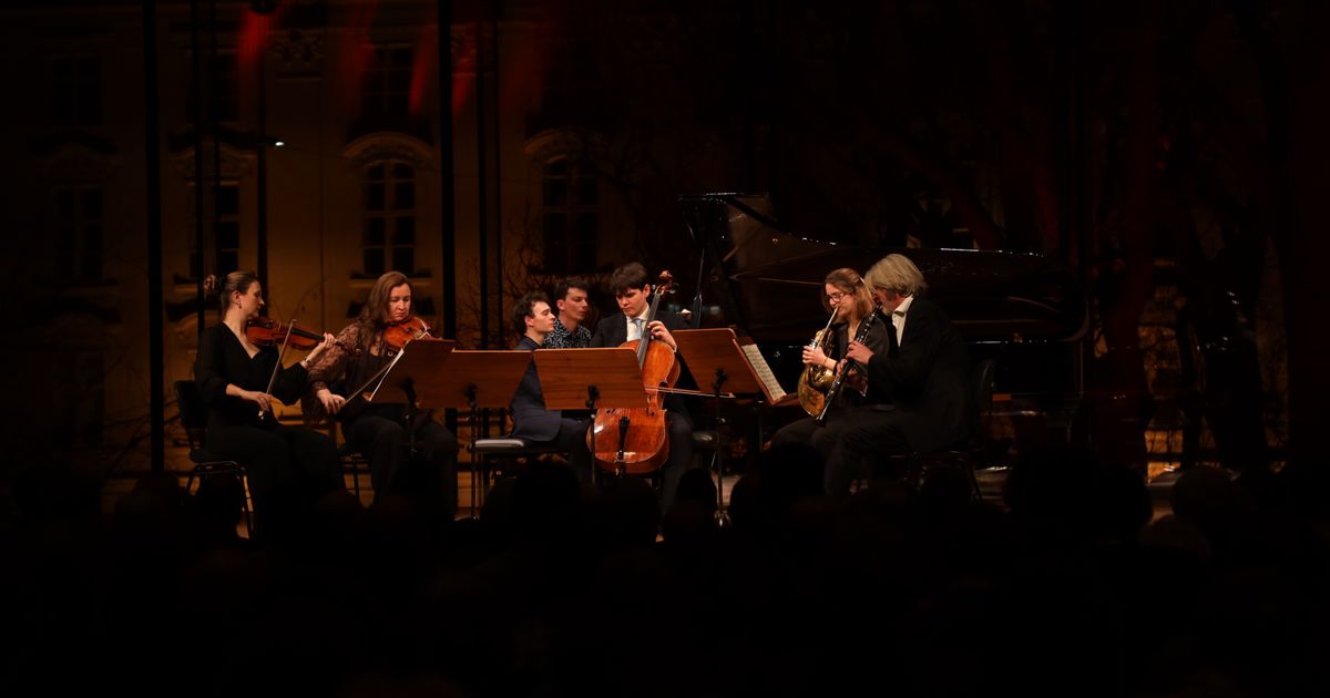 Ein-Liedchen-im-Brahms-Trio-Kammermusik-mit-Handy-Einlage