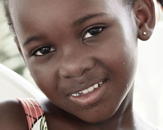 Seit seiner Ankunft fotografiert Felix Lötsch Land und Leute und stellt die besten Bilder online: Gabunisches Mädchen.