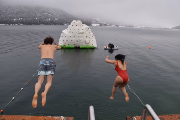 Nach dem Sprung heißt es Vollgas geben und im nur etwa drei Grad kalten Wasser rund 25 Meter zum Eisberg schwimmen.