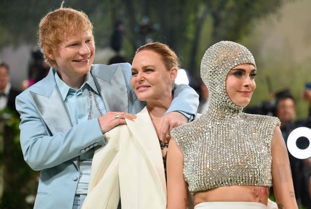 Musiker Ed Sheeran, Designerin Stella McCartney, Model Cara Delevingne (v.li.)