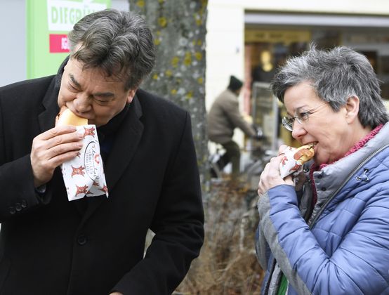 „Ich sage immer: eine Leberkässemmel ist besser als ein Burger.” – Grünen-Chef Werner Kogler wird im Burgenländischen Wahlkampf mit verwurstetem Mangalitzaschwein beglückt.