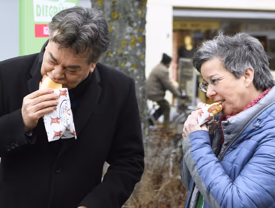 „Ich sage immer: eine Leberkässemmel ist besser als ein Burger.” – Grünen-Chef Werner Kogler wird im Burgenländischen Wahlkampf mit verwurstetem Mangalitzaschwein beglückt.