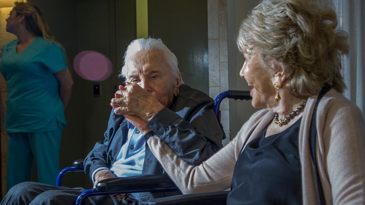 Für ein Küsschen ist man nie zu alt: Schauspiellegende Kirk Douglas - mittlerweile 100 Jahre alt - und seine Ehefrau Anne sind seit 63 Jahren verheiratet.