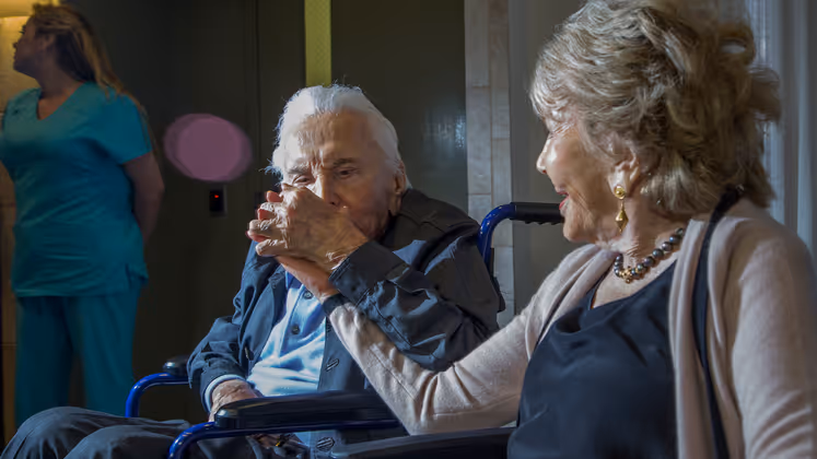 Für ein Küsschen ist man nie zu alt: Schauspiellegende Kirk Douglas - mittlerweile 100 Jahre alt - und seine Ehefrau Anne sind seit 63 Jahren verheiratet.