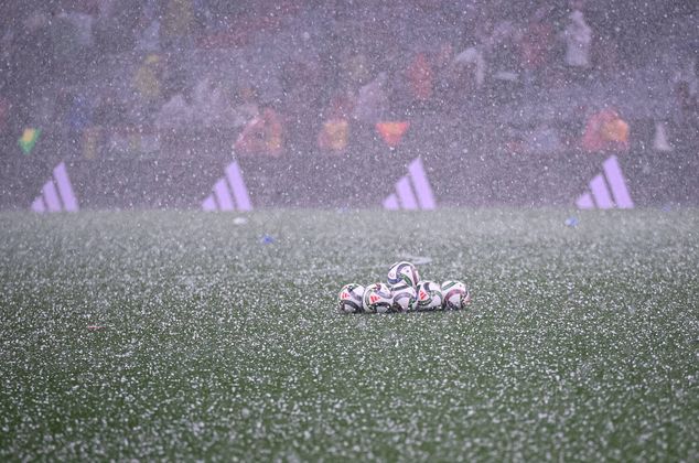 Vor dem Nations-League-Halbfinale Deutschland - Portugal färbten Hagelkörner den Platz weiß.
