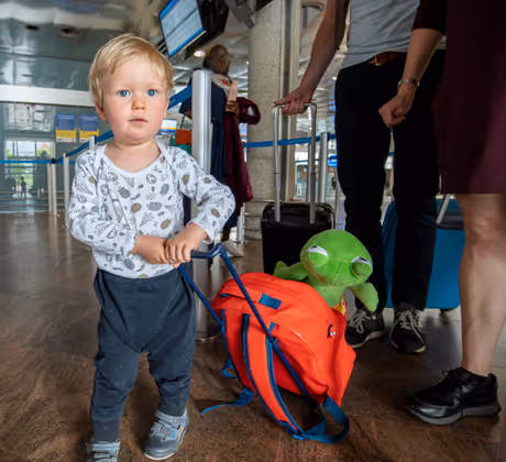 Maximilian hat alles mit, was er für seinen Flug braucht. Den kleinen Spidermankoffer darf er mit zu seinem Platz nehmen. Er gilt als Handgepäck und muss nicht mit den großen Koffern in den Frachtraum. Auch der Frosch ist schon flugbereit.