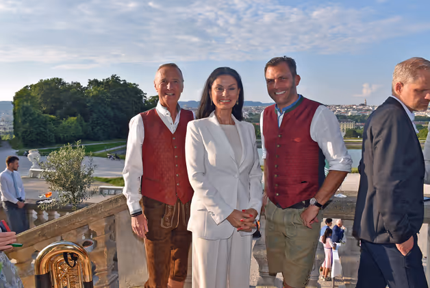 TT-Gesamtverkaufsleiter Markus Lugger mit Sonja Klima (Gut Aiderbichl)und Andreas Martin von der Porsche Media & Creative Agentur (r.).