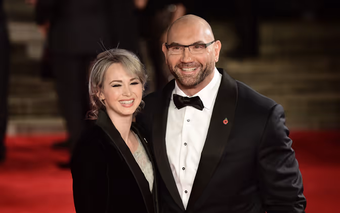 "Wir haben uns gegenseitig höllisch verprügelt", sagte Dave Batista über seine Kampfszene mit Daniel Craig. Gestellt sei da nichts. Der Wrestler, der seine Frau Sarah dabei hatte, war sehr nervös.