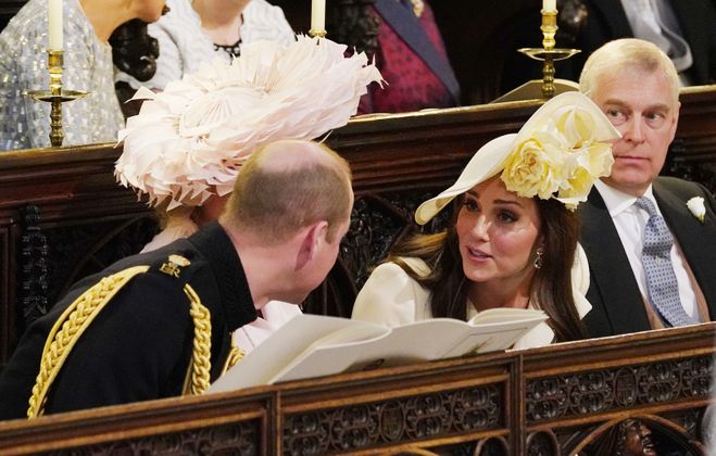 Prinz William und Herzogin Kate tuscheln.