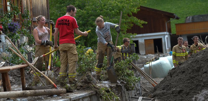Einsatzkräfte sind Seite an Seite mit  Einheimischen am Werk.